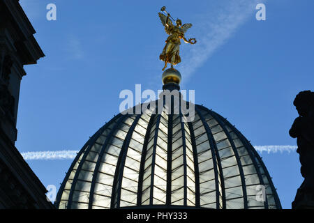 Hochschule für Bildende Künste Dresden Glaskuppel mit goldene Statue und weißen Kondensstreifen am blauen Himmel Hintergrund. Stockfoto