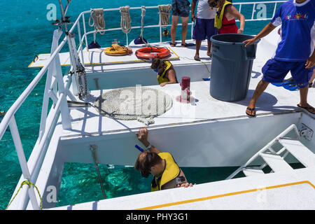 Cozumel, Mexiko - Mai 04, 2018: Die Menschen bei Schnorcheln Unterwasser- und Angeltour mit dem Schiff am Karibischen Meer Stockfoto