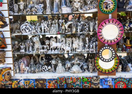 Cozumel, Mexiko - Mai 04, 2018: Keramische Produkte auf das Fach street Hersteller - Mexiko Stockfoto