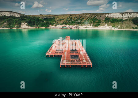 Luftaufnahme der Bauernhof auf Anbau von Muscheln, Bulgarien und schöne Bucht Stockfoto