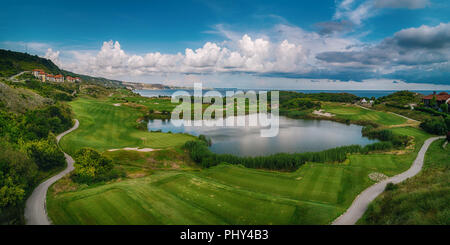 Golfplatz in Luxus Resort mit Spielern. Luftaufnahme der Golfspieler auf dem Feld. Stockfoto