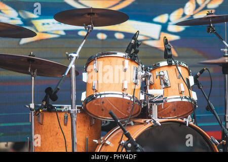 Drum Kit auf der Bühne leuchten Leistung. Live Musik. Festival und musikalischen Hintergrund zeigen. Stockfoto