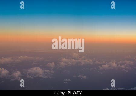 Über den Wolken. Blick aus dem Flugzeug Stockfoto