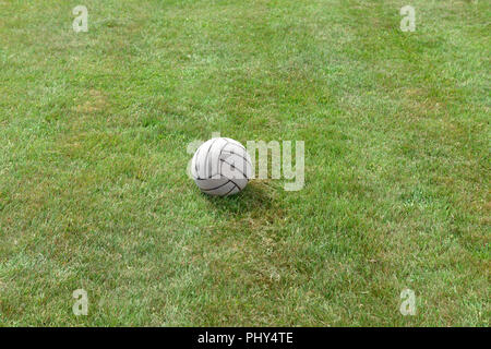 Ball auf Fußballplatz Stockfoto