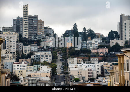 Der Lombard Street in San Francisco. Lombard Street für die one-way einen Block Abschnitt in Russian Hill mit acht Haarnadelkurven bekannt. Stockfoto