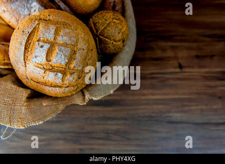 Noch immer leben Foto von Brot und Backwaren im Weidenkorb. Amerikanische und französische Toast zum Frühstück. Stockfoto