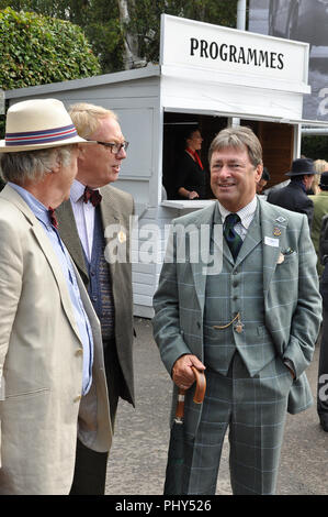 Alan Titchmarsh, TV Gärtner Moderator, in historischen Kostümen am Goodwood Revival. Vintage. Zeitraum Kleidung. Tv-Persönlichkeit Stockfoto