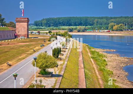 Drau Gehweg in Osijek und Tvrdja Wände, slavonija Region von Kroatien Stockfoto