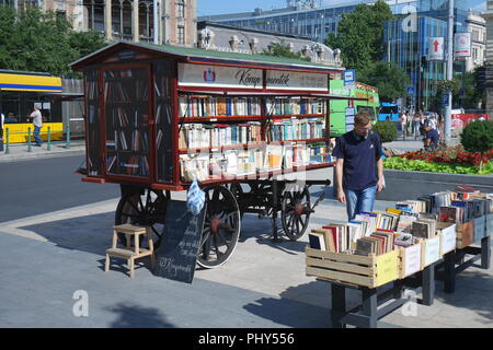 Mobile Buchhandlung verkaufen gebrauchte Bücher auf der Straße, Budapest, Ungarn Stockfoto