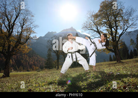 Mitglieder der Karate Club München USC zeigen ihren Sport an der grossen Ahorn Boden im Karwendel Alpen, Österreich Stockfoto