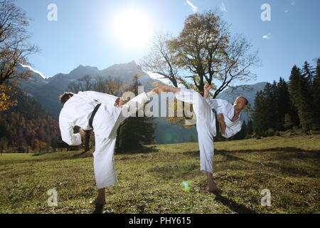 Mitglieder der Karate Club München USC zeigen ihren Sport an der grossen Ahorn Boden im Karwendel Alpen, Österreich Stockfoto