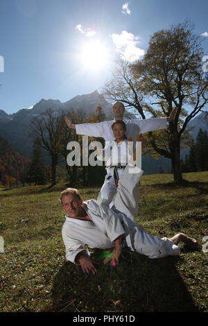 Mitglieder der Karate Club München USC zeigen ihren Sport an der grossen Ahorn Boden im Karwendel Alpen, Österreich Stockfoto