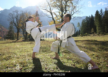 Mitglieder der Karate Club München USC zeigen ihren Sport an der grossen Ahorn Boden im Karwendel Alpen, Österreich Stockfoto