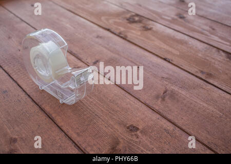 Tape Dispenser auf einem Holztisch Stockfoto