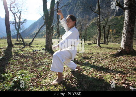 Mitglieder der Karate Club München USC zeigen ihren Sport an der grossen Ahorn Boden im Karwendel Alpen, Österreich Stockfoto