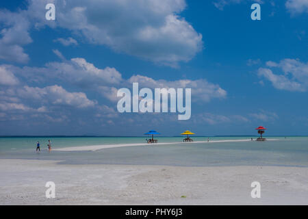 Malerische Aussicht auf den weißen Sandstrand unter blauem Himmel auf Belitung Island, Indonesien. Schöner Strand mit ruhigen Wellen, perfekt für Reiseziele. Stockfoto