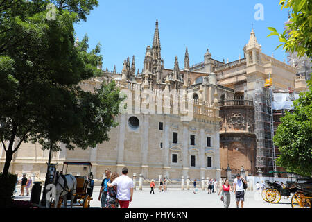 Sevilla, Spanien - 14. JUNI 2018: Touristen zu Kathedrale der Heiligen Maria des Siehe (Kathedrale von Sevilla) in Sevilla, Andalusien, Spanien, Stockfoto