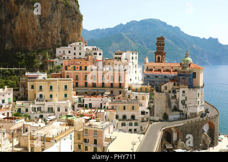 Atrani atemberaubende Dorf überragt das Meer Küste von Amalfi, Italien Stockfoto