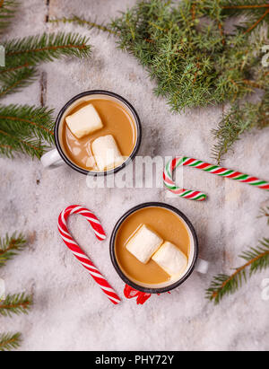 Ansicht von oben von Kakao in Emaille Tasse mit Marshmallows und Candy Cane Stockfoto