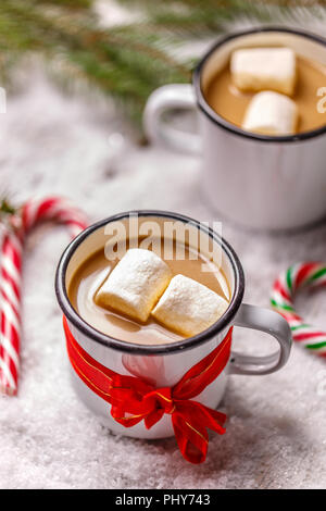 Hausgemachte heiße Schokolade mit Marshmallows in Lack weiß Becher Stockfoto