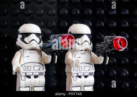 Tambow, Russische Föderation - Juli 08, 2018 Zwei Lego erste Bestellung Sturmtruppen Minifiguren mit blastern auf schwarz Grundplatten Hintergrund. Studio gedreht. Stockfoto