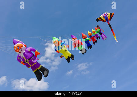 Lemwerder, Deutschland - 18 August, 2018 - eine Reihe von Drachen zusammen aufgereiht, Schneewittchen und die sieben Zwerge im Lemwerder Drachenfest Stockfoto