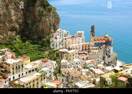 Schöne Luftaufnahme von Atrani Dorf zwischen grünen Zweigen und Cliff Felsen, Küste von Amalfi, Italien Stockfoto