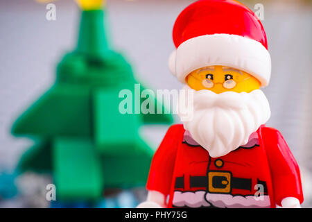 Tambow, Russische Föderation - September 02, 2018 Portrait von Lego Santa Claus gegen Weihnachtsbaum. Studio gedreht. Stockfoto