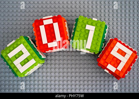Tambow, Russische Föderation - September 02, 2018 Lego Neues Jahr 2019 Konzept mit Lego Würfel auf grauen Grundplatte Hintergrund. Stockfoto
