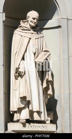 Statue von Sant Antonino Kolonnade in den Uffizien in Florenz, Italien. Stockfoto