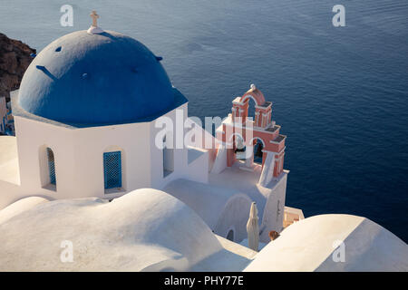 Oia, Santorini. Schließen Sie herauf Bild der griechischen Kirche auf der Insel Santorini, südliche Ägäis, Griechenland. Stockfoto