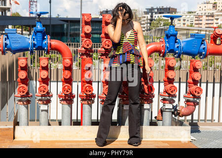 Schöne junge indische Frau im urbanen Kontext stellen. Street Fashion und Style. Stockfoto