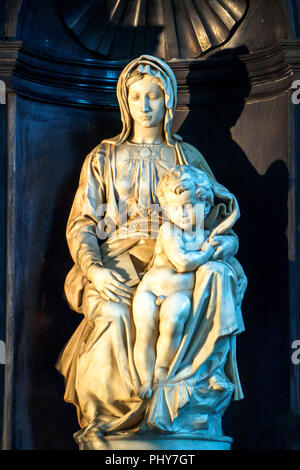 Madonna von Brügge, Marmor Skulptur von Michelangelo, in der Kirche Unserer Lieben Frau - Brügge, Belgien Stockfoto