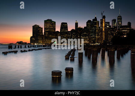 Manhattan Financial District von Brooklyn in der Nacht, World Trade Center. Stockfoto