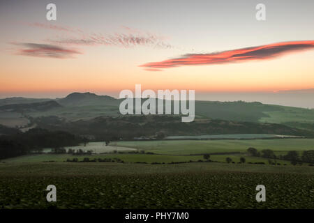 Sonnenaufgang in der Pfeife im Winter über einen grünen Landschaft von Ackerland und Hügel Stockfoto