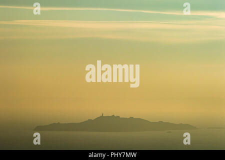 Inchkeith Insel im Firth von weiter an einem nebligen Tag. Blick von Kinghorn in Fife, Schottland Stockfoto