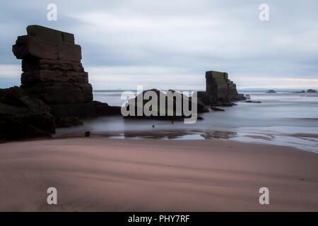 Großen Felsen aus einem eingestürzten Sea Wall auf Seafield Strand in Kirkcaldy, Fife, Schottland Stockfoto