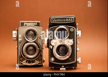 Zwei vintage TLR-Kameras, eine Yashica 635 und Flexaret automat Stockfoto