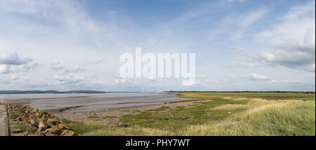 Panoramablick auf den Severn Estuary bei Ebbe mit dem Severn Bridge in der Ferne. Die Feuchtgebiete sind ein Paradies für die Tierwelt und sind eine SSSI Stockfoto