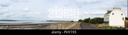 Blick in Richtung der alten (ersten) Severn Bridge aus dem Severn weg weg Neue Passage in der Nähe von Pilning, wo bis 1886 eine Fähre betrieben. Stockfoto