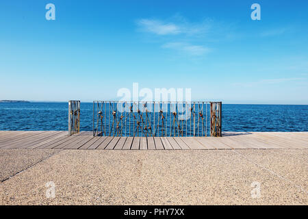 Liebe Schlösser hängen an Geländer in Thessaloniki, Griechenland Stockfoto