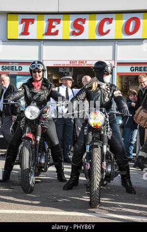 Zeitraum Motorradfahrer in Retro schwarz Leder am Goodwood Revival außerhalb der retro Tesco shop shop. Jahrgang, klassisch, zeitlos. Schritt zurück in der Zeit Stockfoto