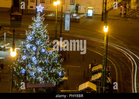 Tschechische Republik, Prag, 20.Dezember 2016, Weihnachtsbaum mit Kiosk auf dem Platz der Republik in der Nacht. Stockfoto