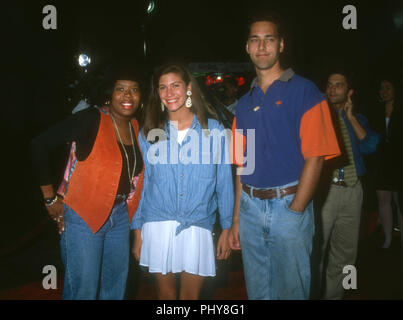 HOLLYWOOD, CA - 8. SEPTEMBER: (L-R) Wirklichkeit Fernsehen Persönlichkeiten Heather Gardner, Julie Gentry und Norman Korpi die Premiere von New Line Cinema" teilnehmen, Wo der Tag, an dem Sie "Am 8. September 1992 bei Mann's Chinese Theater in Hollywood, Kalifornien. Foto von Barry King/Alamy Stock Foto Stockfoto