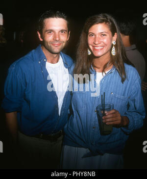 HOLLYWOOD, CA - 8. SEPTEMBER: (L-R) Publizist Troy Nankin und Reality-TV Persönlichkeit Julie Gentry die Premiere von New Line Cinema" teilnehmen, Wo der Tag, an dem Sie "Am 8. September 1992 bei Mann's Chinese Theater in Hollywood, Kalifornien. Foto von Barry King/Alamy Stock Foto Stockfoto