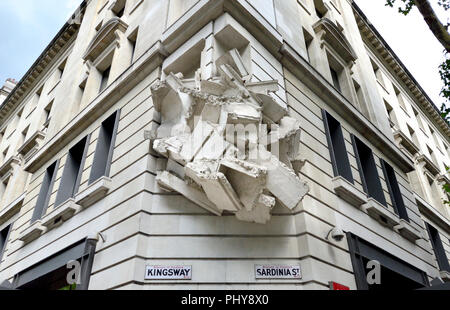 London, England, UK. 'Quadrat der Baustein "Skulptur (Richard Wilson: 2009), an der Ecke der London School of Economics, Kingsway und Sardinien Straße Stockfoto
