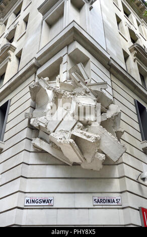 London, England, UK. 'Quadrat der Baustein "Skulptur (Richard Wilson: 2009), an der Ecke der London School of Economics, Kingsway und Sardinien Straße Stockfoto
