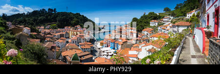 Das Fischerdorf Cudillero in Asturien, im Nordwesten Spaniens. Stockfoto