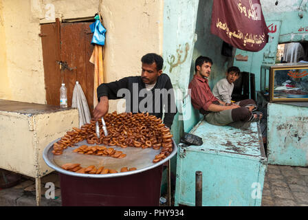 Ein Mann verkauft Donuts in einem offenen Markt am 5. Mai in Sanaa, Jemen 2007. Offene Märkte spielen eine zentrale Rolle in der sozialen und wirtschaftlichen Leben des Jemen. Stockfoto