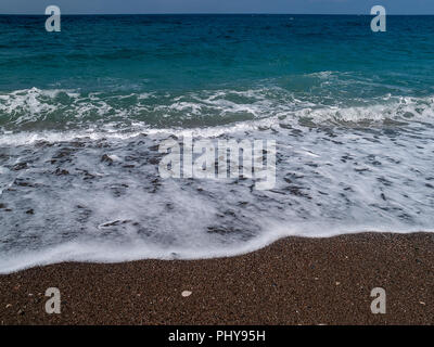 Der schwarze Sandstrand am Wadi Kandil. Mittelmeer, Syrien. Stockfoto